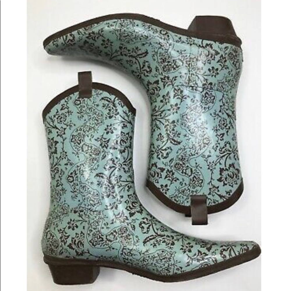 Tamara Enriques rain boots.